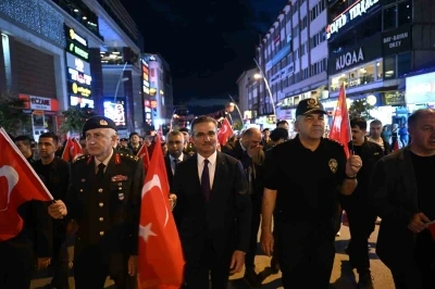 Erzurum&rsquo;da 107. yıllık coşku fener alayı ile renklendi
