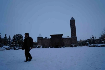 Erzurum&rsquo;da 690 mahallenin yolu ulaşıma kapalı
