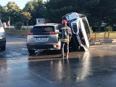 Erzurum’da araçlar yan yattı
