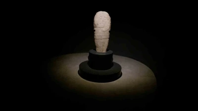 Erzurum&rsquo;da bulunan 2 bin 500 yıllık &lsquo;taş baba&rsquo; heykeli ziyaret&ccedil;ilerin ilgi odağı oldu
