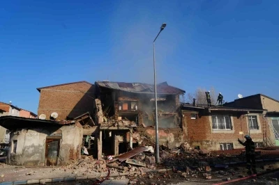 Erzurum’da doğalgaz patlaması: 2 ev çöktü, 1 yaralı
