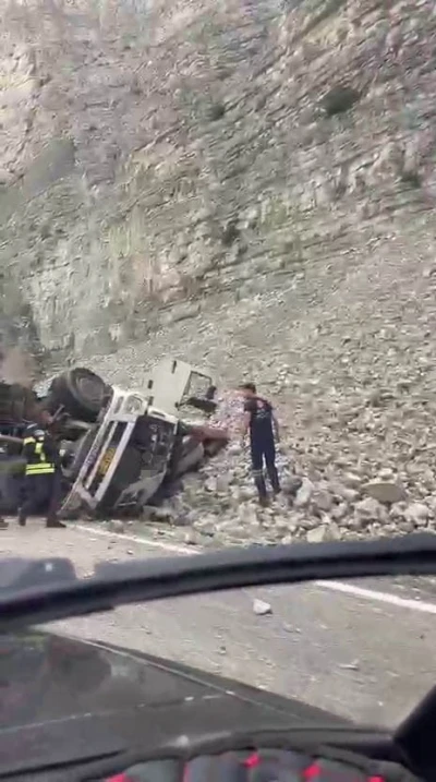 Erzurum&rsquo;da feci kaza: Freni patlayan tırdan atlayan s&uuml;r&uuml;c&uuml; &ouml;ld&uuml;, 2 kişi yaralandı

