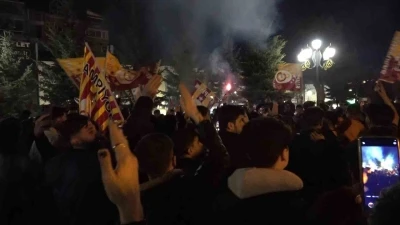 Erzurum&rsquo;da Galatasaray taraftarının derbi galibiyeti coşkusu
