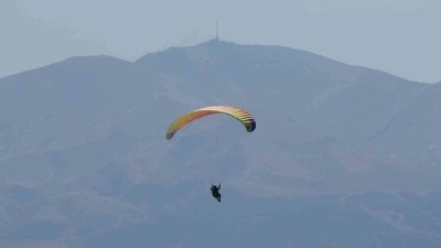 Erzurum’da gökyüzü rengarenk paraşütlerle süslendi
