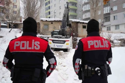 Erzurum&rsquo;da g&uuml;venlik ve huzur i&ccedil;in metruk binalar tek tek yıkılıyor
