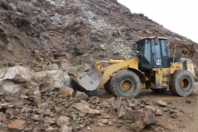 Erzurum&rsquo;da heyelan yolu kapattı
