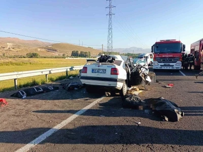 Erzurum’da iki araç kafa kafaya çarpıştı: 4 ölü

