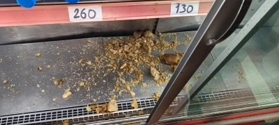 Erzurum’da iş yerinde korkutan anlar, Dolapta donan şişe patladı
