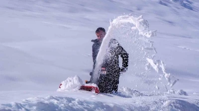Erzurum&rsquo;da kar yağışı durdu, &ccedil;ilesi devam ediyor
