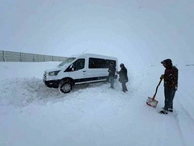 Erzurum&rsquo;da kar yağışı ve tipi nedeniyle ara&ccedil;lar yolda mahsur kaldı
