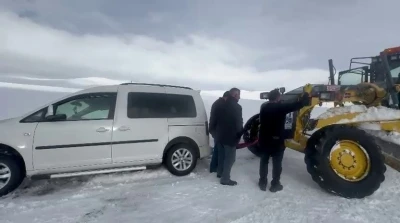 Erzurum&rsquo;da kara saplanan otomobil 3 saat mahsur kaldı
