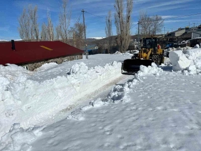 Erzurum&rsquo;da karla m&uuml;cadele devam ediyor
