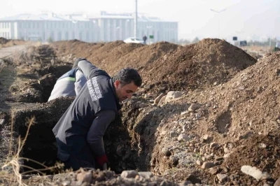 Erzurum’da kış öncesi mezar hazırlığı
