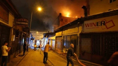 Erzurum’da korkutan yangın: Çok sayıda iş yeri ve bina alevlere teslim oldu
