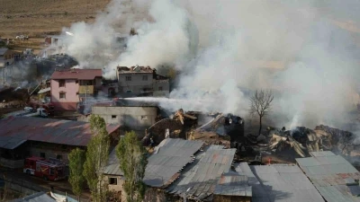 Erzurum’da köyde çıkan yangın 6 saat sonra kontrol altına alındı
