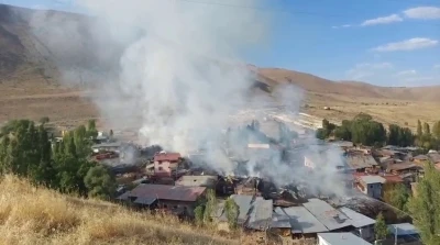 Erzurum’da köyde çıkan yangında 15 ev kullanılamaz hale geldi
