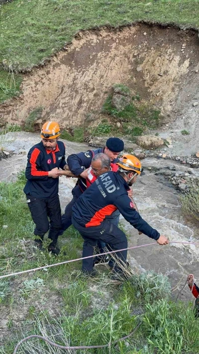 Erzurum&rsquo;da mantar toplarken mahsur kalan &ccedil;ift kurtarıldı
