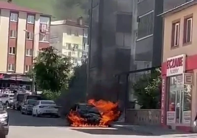 Erzurum&rsquo;da otomobil alev topuna d&ouml;nd&uuml;
