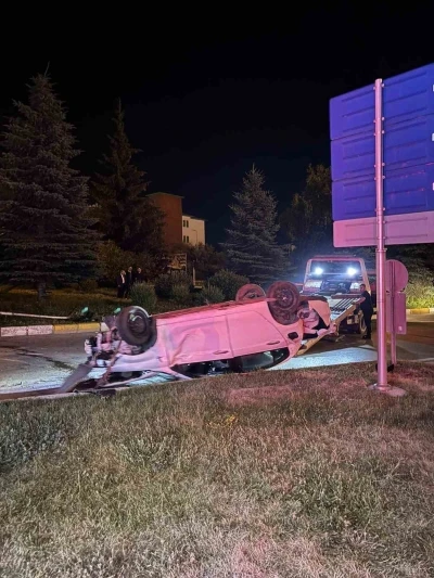 Erzurum&rsquo;da otomobil ref&uuml;je &ccedil;ıkıp takla attı: 3 yaralı

