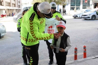 Erzurum’da polisten &quot;Önce Yaya&quot; farkındalığı uygulaması
