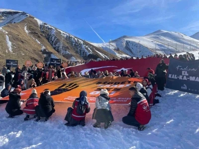 Erzurum’da &quot;Şiddete karşı tek yürek&quot; yürüyüşü düzenlendi
