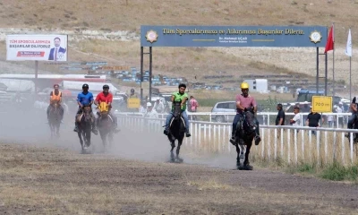Erzurum’da rahvan at yarışları nefesleri kesti
