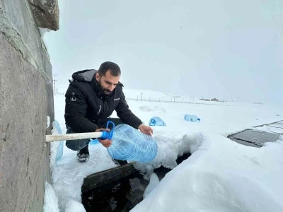 Erzurum&rsquo;da su hatları dondu, vatandaşlar &ccedil;eşmelerden bidonlarla su taşıdı
