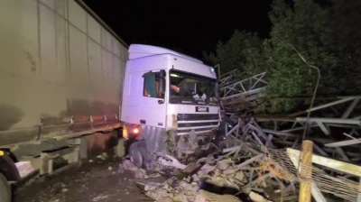 Erzurum&rsquo;da tır ref&uuml;j&uuml; aşıp direk deposuna daldı
