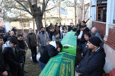 Erzurum&rsquo;da trafik kazasında vefat eden iki kardeş ve bir arkadaşa h&uuml;z&uuml;nl&uuml; veda
