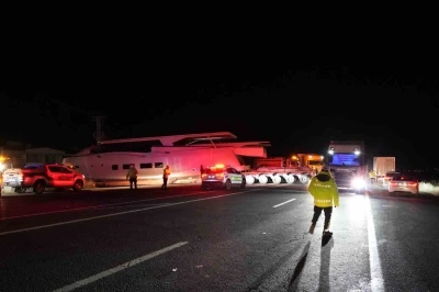 Erzurum&rsquo;da yat y&uuml;kl&uuml; tır karayolunu kapattı: Karşılarında yatı g&ouml;renler şaşırdı
