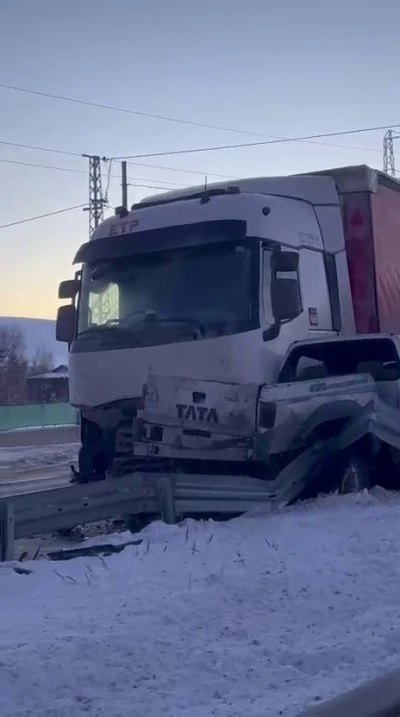 Erzurum&rsquo;da yollardaki buzlanma trafik kazalarına neden oldu
