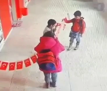Erzurum&rsquo;dan y&uuml;rekleri ısıtan g&ouml;r&uuml;nt&uuml;ler: Minikler yere d&uuml;şen bayrağı asmak i&ccedil;in seferber oldular

