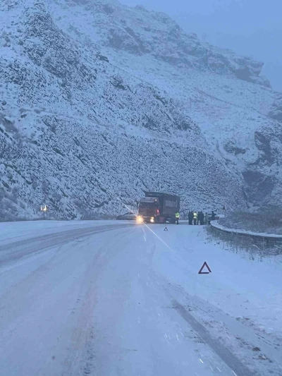 Erzurum-Erzincan karayolunda ağır tonajlı ara&ccedil;ların ge&ccedil;işine izin verilmiyor

