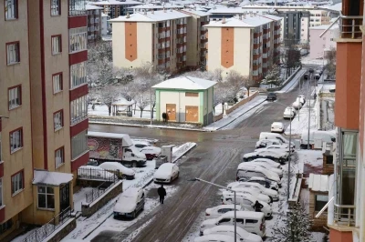 Erzurum g&uuml;ne yine karla uyandı, b&ouml;lge i&ccedil;in zirai don uyarısı geldi
