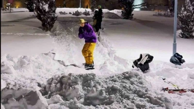 Erzurum kalesi &ouml;n&uuml;nde snowboard g&ouml;sterisi
