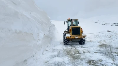 Erzurum kırsalında karla m&uuml;cadeleye devam

