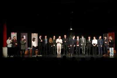 Erzurum Lisesi &ouml;ğrencilerinden anlamlı sahne: "12 &Ouml;fkeli" b&uuml;y&uuml;k beğeni topladı
