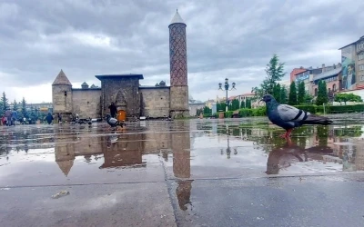 Erzurum ve Ardahan i&ccedil;in "sarı" kodlu uyarı: Kuvvetli sağanak ve sel riski
