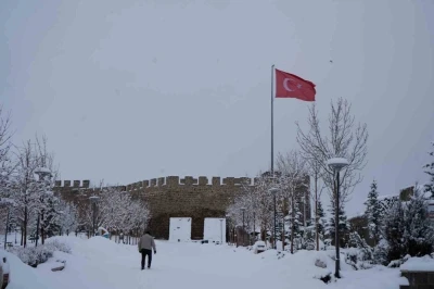 Erzurum yine beyaza b&uuml;r&uuml;nd&uuml;: 775 k&ouml;y yolu ulaşıma kapandı
