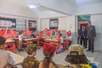 Erzurumlu minik y&uuml;rekler Mehmet&ccedil;iğe mektup yazdı
