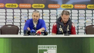 Erzurumspor FK oyuncuları basın toplantısını basıp kutlama yaptı
