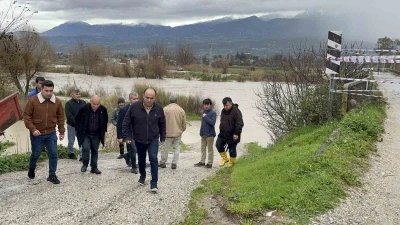 Eşen &Ccedil;ayı taştı, tarım arazileri ve hayvan barınağı sular altında kaldı
