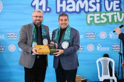 Esenler&rsquo;de 11. Hamsi ve Horon Festivali: 5 ton balık ve helva dağıtıldı

