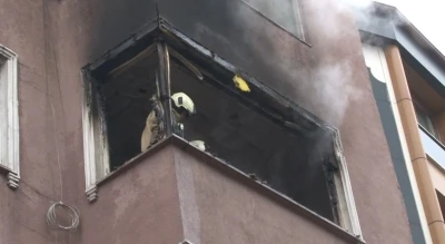Esenler&rsquo;de 4 katlı binada yangın paniği: K&uuml;le d&ouml;nenen daire kullanılamaz hale geldi
