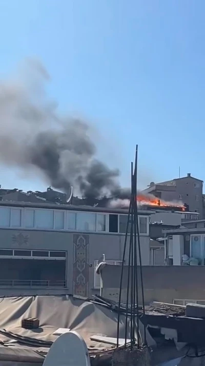 Esenler’de 5 katlı binada korkutan çatı yangını

