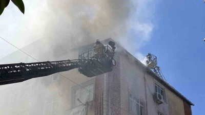 Esenler’de apartmanın çatısında çıkan yangın bitişiğindeki 2 binaya sıçradı
