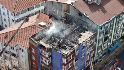 Esenler&rsquo;de binanın en &uuml;st katında &ccedil;ıkan yangında alevler g&ouml;ky&uuml;z&uuml;ne y&uuml;kseldi
