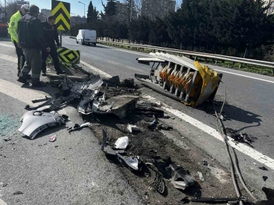 Esenler&rsquo;de cip ref&uuml;je &ccedil;arptı: Ara&ccedil;ta sıkışan s&uuml;r&uuml;c&uuml; yaralandı

