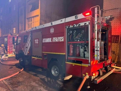 Esenler&rsquo;de depoda &ccedil;ıkan yangın, 3 binanın dış cephesine ve &ccedil;atısına sı&ccedil;radı
