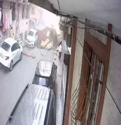 Esenler&rsquo;de fırtınada &ccedil;atı sokağa u&ccedil;tu: &Ccedil;ocuklar &ccedil;atının altında kalmaktan son anda kurtuldu
